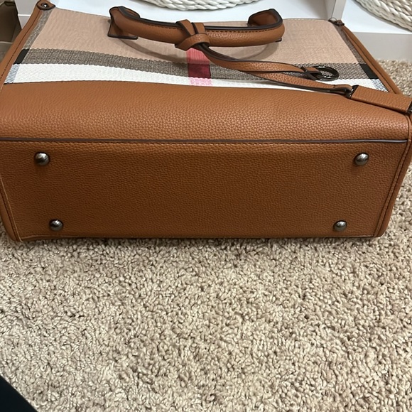 Brand new “designer inspired” handbag. Lots of compartments and zipper closure. - Picture 3 of 5